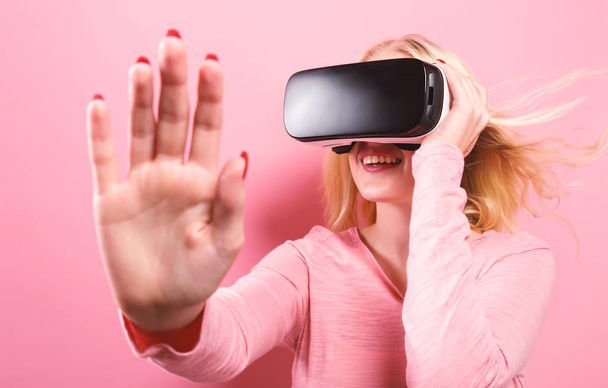 Young woman using virtual reality headset - Zdjęcie, obraz