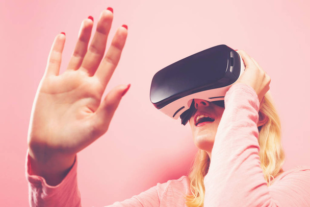 Young woman using virtual reality headset - Zdjęcie, obraz