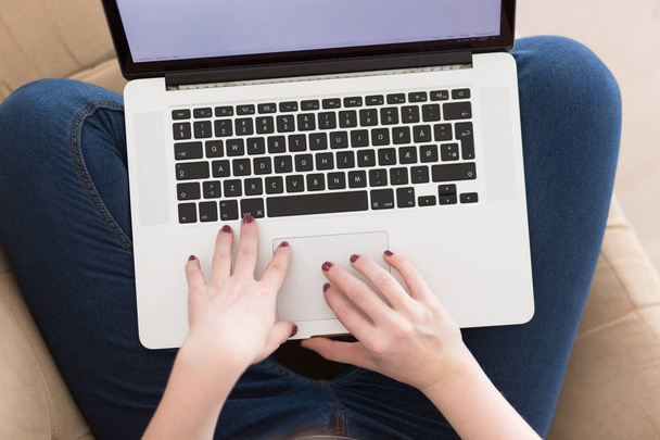 belle jeune femme sur canapé à la maison websurfing internet avec ordinateur portable
 - Photo, image