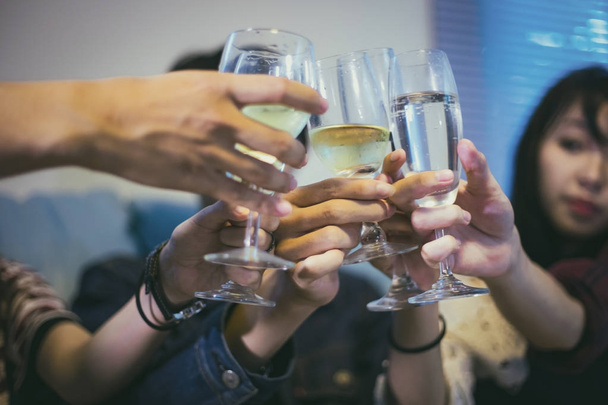 asiatische Gruppe von Freunden mit party mit alkoholischen Bier trinkt ein - Foto, Bild