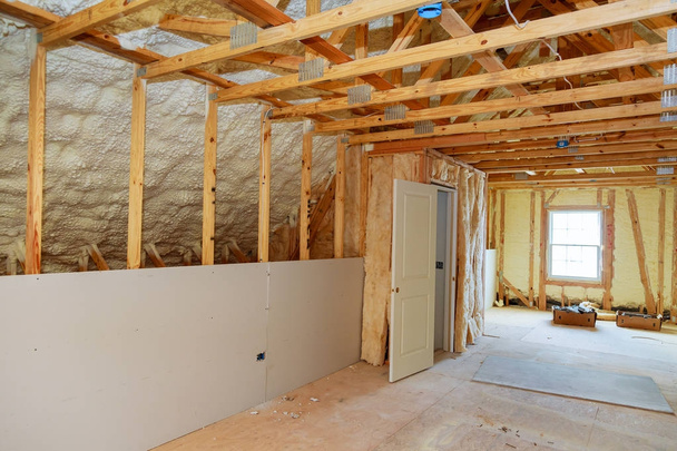 isolamento termico installazione in soffitta
 - Foto, immagini