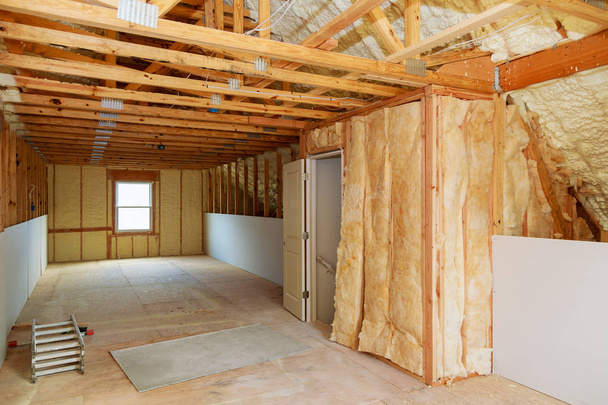 Isolamento della parete interna in casa di legno, edificio in costruzione
 - Foto, immagini