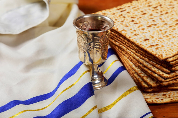 Copo de vinho de prata com matzah, símbolos judaicos para o feriado Passover Pesach
. - Foto, Imagem