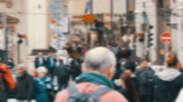 Drukke anonieme mensen onscherp lopen. Menigte van mensen in een megapolis kruist de straat en geeft elkaar - Video