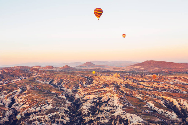 Το διάσημο τουριστικό αξιοθέατο της Καππαδοκίας είναι μια πτήση αέρα. Καππαδοκία είναι γνωστή όλο τον κόσμο ως ένα από τα καλύτερα μέρη για τις πτήσεις με αερόστατα. Καππαδοκία, Τουρκία. - Φωτογραφία, εικόνα