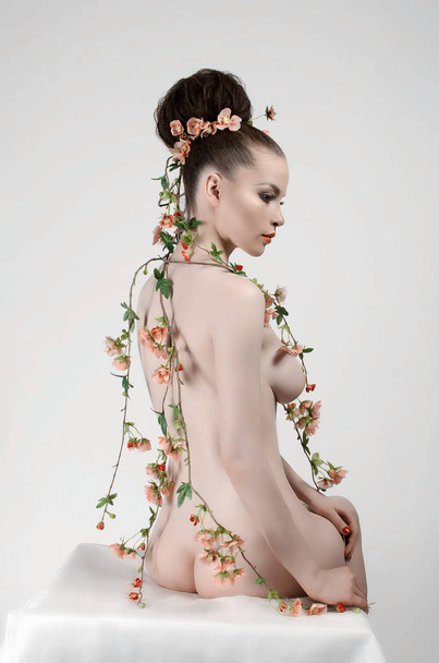 sexy nude beautiful woman in flowers - Foto, afbeelding