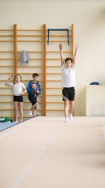 GOMEL, BELARUS - 25 November 2017: Freestyle competitions among young men and women in 2005-2007. In the program, trampoline and gymnastic path. - Foto, afbeelding