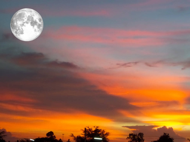 pleine lune sur ciel coloré en nuage orange et gris foncé
 - Photo, image