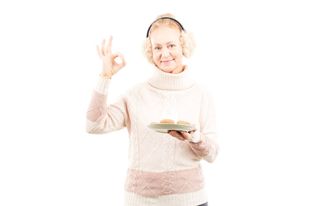 Senior woman in earmuffs - Fotoğraf, Görsel