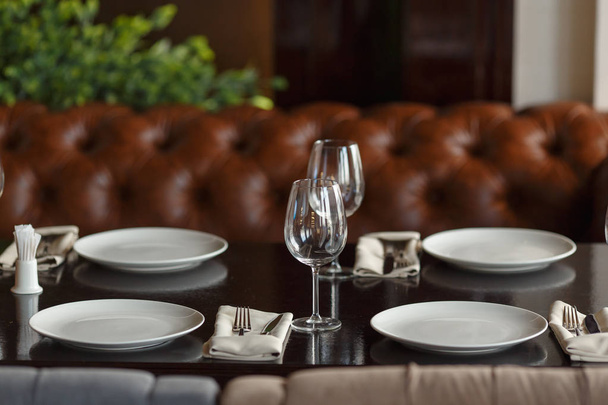 Szemüveg, villát, kést szolgálnak fel vacsorára luxus étterem hangulatos belső - Fotó, kép
