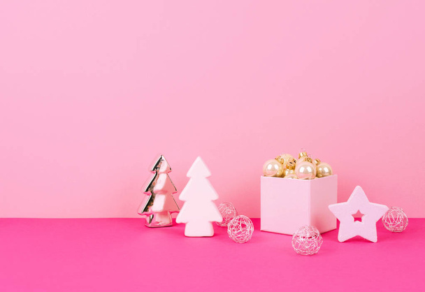 Christmas tree balls on a pink background. - Foto, Bild
