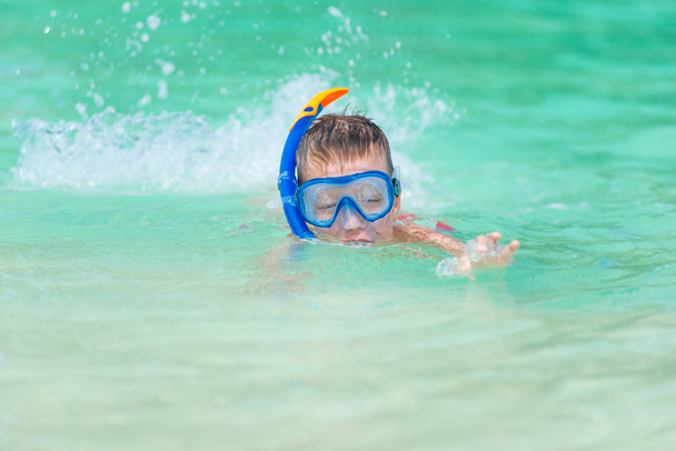 chlapec v mořské vodě v zapařené máku s šnorchl trubice - Fotografie, Obrázek