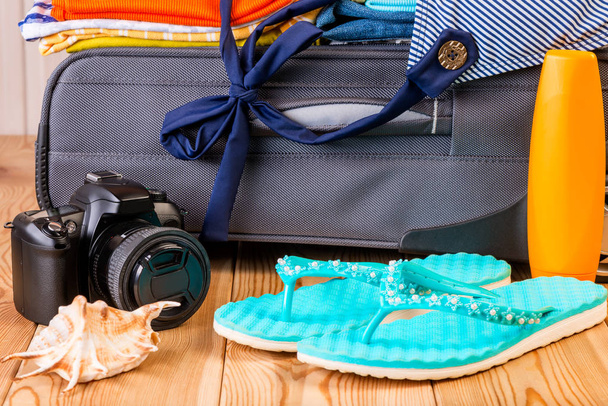 Vergoedingen op vakantie! Objecten op de achtergrond van een koffer op woo - Foto, afbeelding