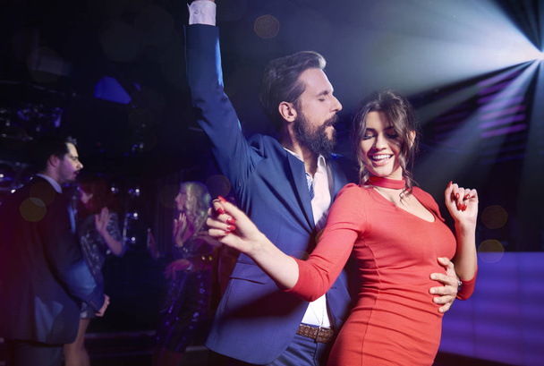 Paar flirten in nachtclub - Foto, afbeelding