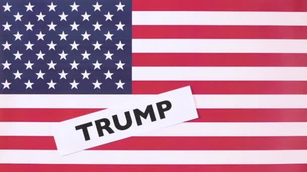 Αποδοκιμασία χειρονομία για Donald Trump, αντιπάθειας, περιφρόνηση, αρνητική γνώμη. Χέρι δίνοντας αντίχειρα προς τα κάτω με σημαία των ΗΠΑ για τον Πρόεδρο των Ηνωμένων Πολιτειών της Αμερικής διαφωνία αμερικανική κυβέρνηση εκλογές - Πλάνα, βίντεο