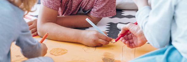 Children drawing during art classes - Foto, Bild