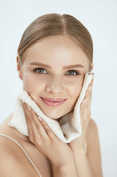 Woman Cleaning Face Skin With White Towel - Foto, Bild