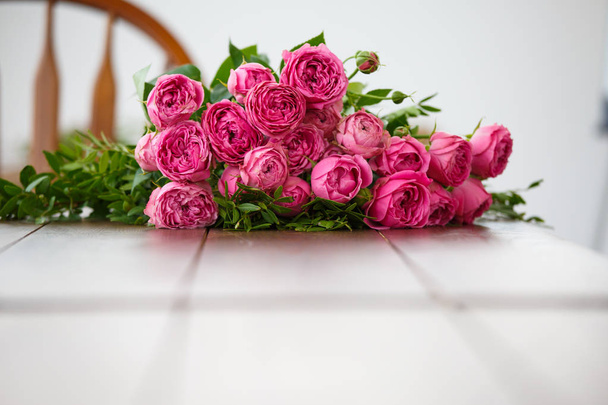 Obraz kytice růžové pivoňky na bílý dřevěný stůl - Fotografie, Obrázek