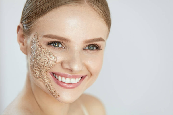Face Skin Cleaning. Closeup Smiling Woman With Scrub - Foto, Imagem