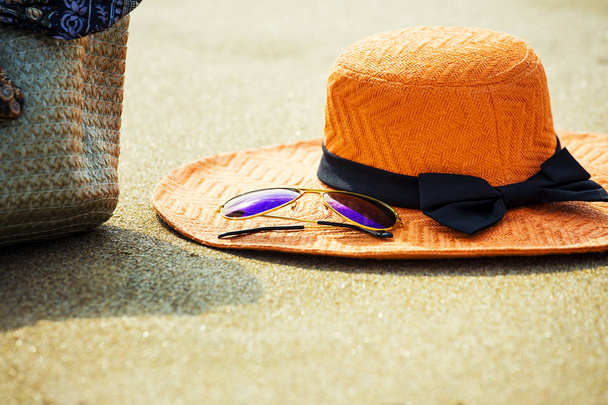 Şapka, güneş gözlüğü ve tropikal plaj çanta - Fotoğraf, Görsel
