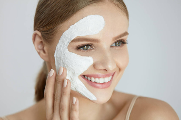 Face Mask. Portrait Of Beautiful Woman With White Facial Mask - Foto, Imagem