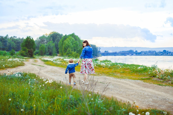 madre e hijo caminando por el camino del campo
 - Foto, imagen