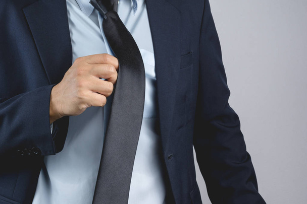 Homem de negócios vestindo terno com uma camisa azul manchada de suor no fundo branco
 - Foto, Imagem