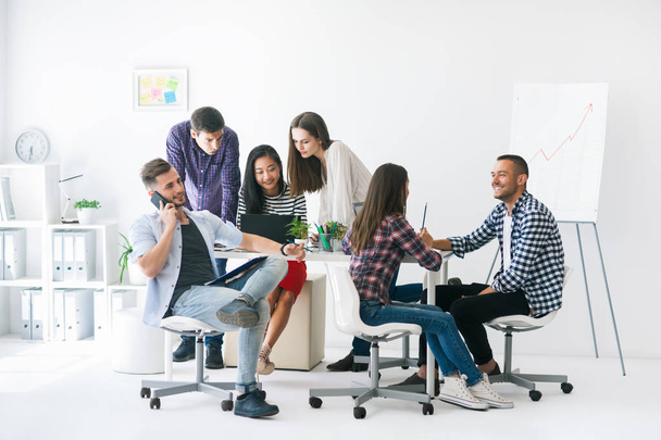 Jóvenes empresarios o estudiantes trabajan en equipo indoor
 - Foto, imagen