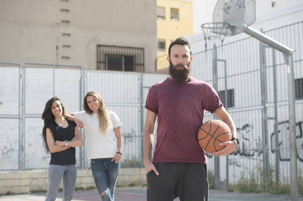 Tres amigos jugando baloncesto juntos
 - Foto, imagen