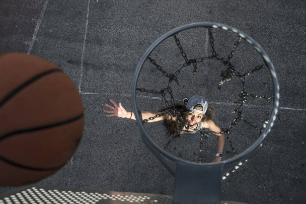Jovem mulher jogando basquete
  - Foto, Imagem