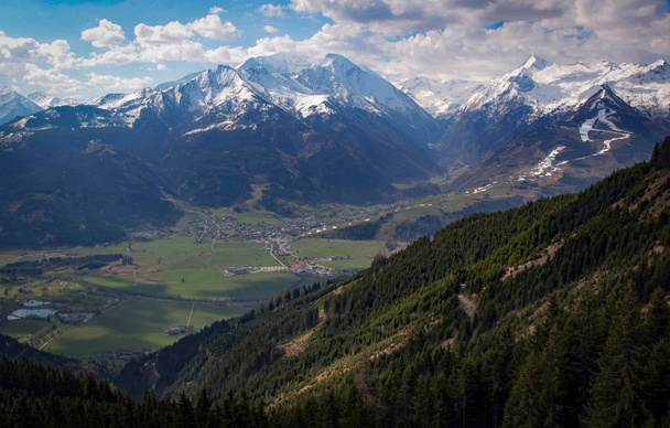 sneeuw verdwijnen in de Oostenrijkse Alpen - Foto, afbeelding