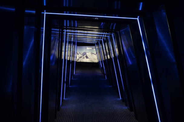 een blauw verlichte tunnel in de Alpen van Oostenrijk - Foto, afbeelding