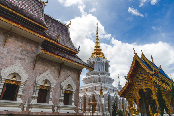 Budynek świątyni tajski piękny słoneczny dzień - Zdjęcie, obraz
