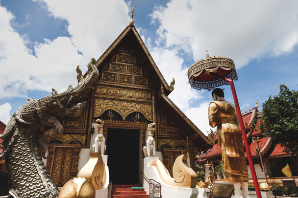 fából készült thai templom hagyományos hindu szobrok - Fotó, kép