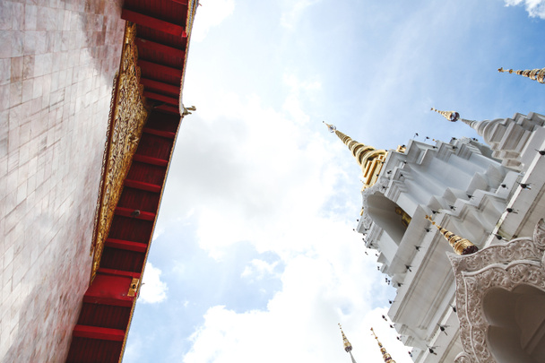 вид снизу на красивый тайский храм в солнечный день
 - Фото, изображение
