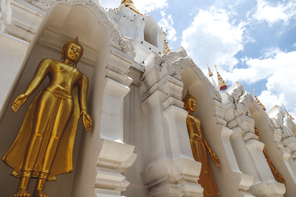 vista inferior de hermosas estatuas de buda dorada en el templo tailandés
 - Foto, Imagen