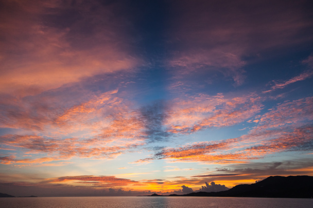 magnifique coucher de soleil sur la surface calme de l'océan
 - Photo, image