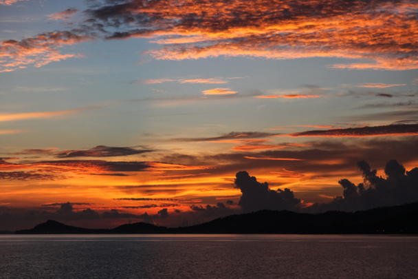 piękny pomarańczowy chmury na niebie nad wieczorem seascape - Zdjęcie, obraz