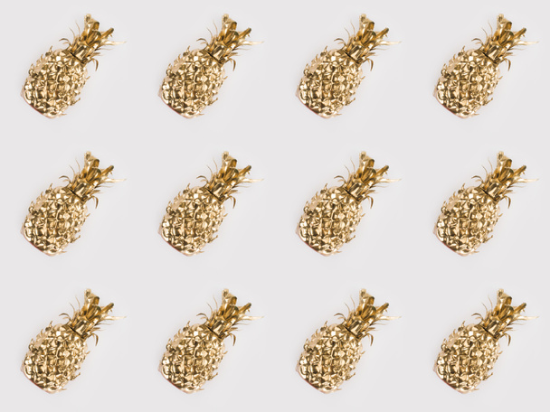 πλήρους καρέ τοποθετημένα χρυσή ανανά που απομονώνονται σε γκρι - Φωτογραφία, εικόνα