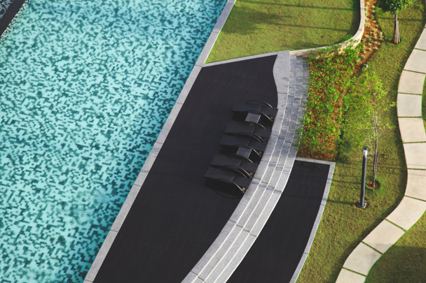 vue aérienne de la piscine avec chaises longues à l'hôtel
 - Photo, image