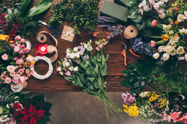 pohled shora Kytice růží na stole květinářství - Fotografie, Obrázek