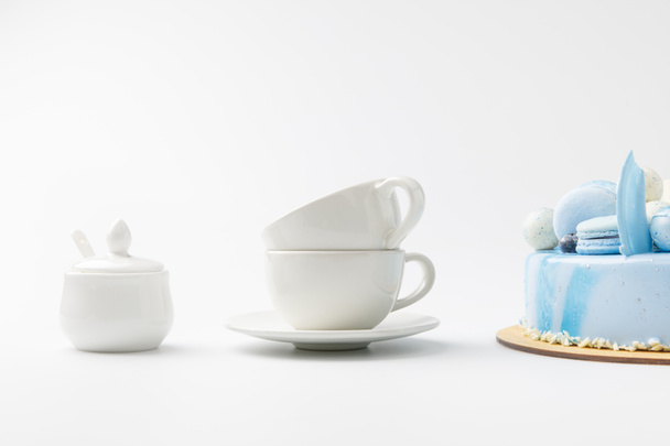 синій смачний торт на рубаній дошці з чашкою чаю ізольовані на білому
 - Фото, зображення