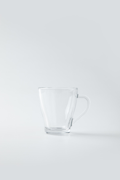 透明なガラスのカップが白で隔離 - 写真・画像