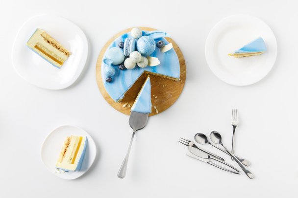 το Top view φέτες κέικ σε σανίδα με πλάκες που απομονώνονται σε λευκό - Φωτογραφία, εικόνα