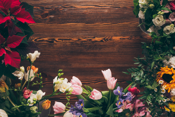 Draufsicht auf farbige Blumen auf dem Tisch im Blumenladen - Foto, Bild
