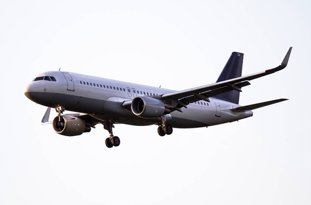 Самолёт приземляется в аэропорту
 - Фото, изображение