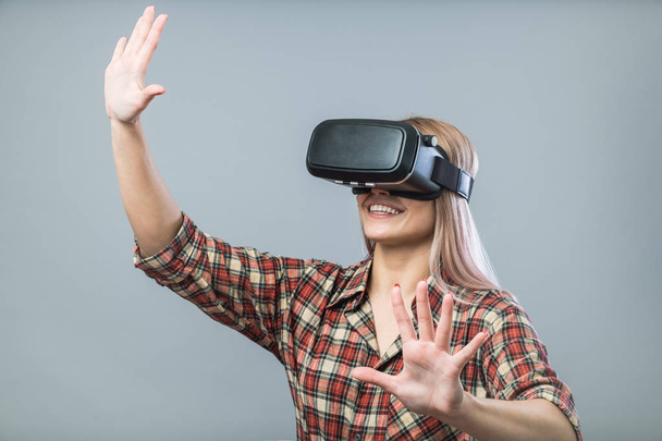 Cheerful woman with vr headset - Foto, afbeelding