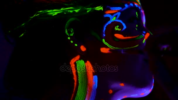 Ультрафиолетовый художник рисует на коже красивой молодой сексуальной девушки
. - Кадры, видео