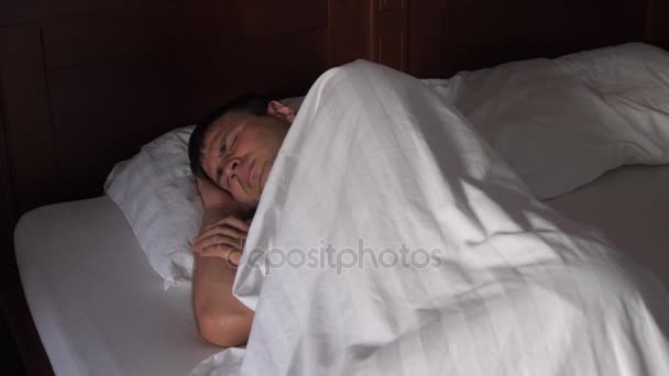 Ember alszik az ágyban, sötétben, gyorsan kezd fény, fény zavarja aludni - Felvétel, videó