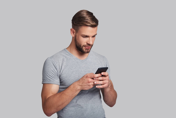 man holding smart phone - Фото, изображение